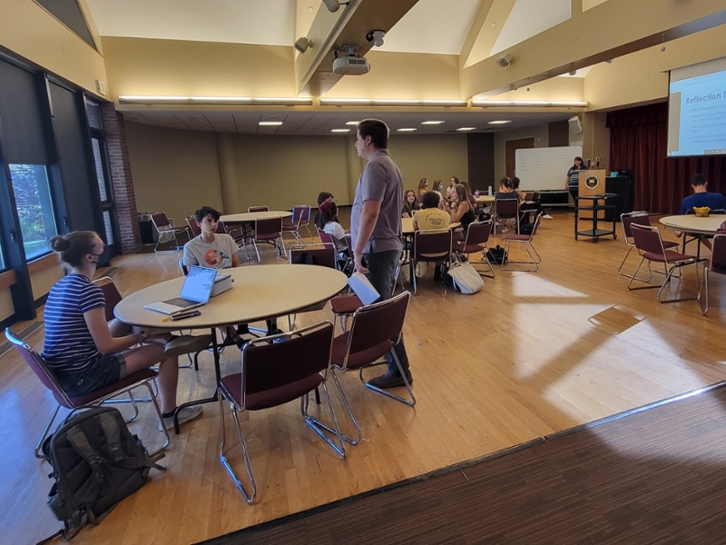 Zac Lounsbury interacting with students during a New Student Orientation session <span class="cc-gallery-credit"></span>